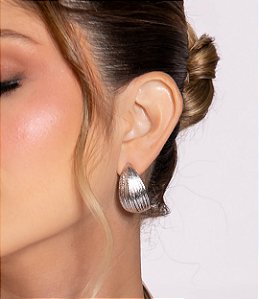 Brinco de argola liso escovado banho em rodio branco