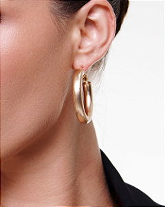 Brinco de argola acetinado banho em ouro 18k