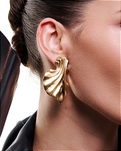 Brinco acetinado banho em ouro 18k