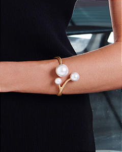 Bracelete de pérola acetinado banho em ouro 18k