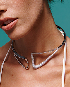 Colar de aro cravejado de zircônia cristal banho em ródio branco