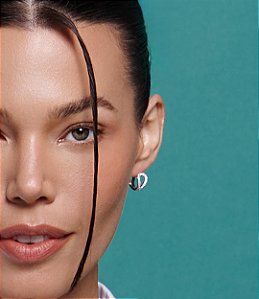 Brinco de argola cravejado de zircônia cristal banho em ródio branco