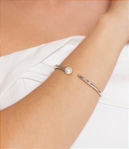 Bracelete liso com detalhe em pérola shell banho em ródio branco