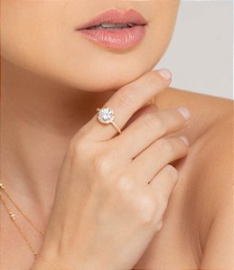 Anel dourado cravejado de zircônia cristal banho em ouro 18k