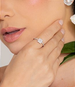 Anel cravejado de zircônia cristal banho em ródio branco