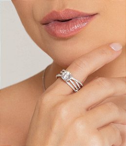 Anel cravejado de zircônia cristal banho em ródio branco