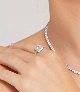 Anel cravejado de zircônia cristal banho em ródio branco