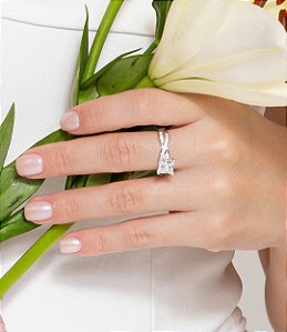 Anel cravejado de zircônia cristal banho em ródio branco