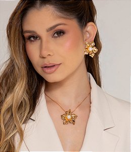 Conjunto de brinco e colar de flor com pérola shell banho em ouro 18k