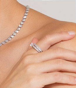 Dupla de anéis cravejados de zircônia cristal banho em ródio branco