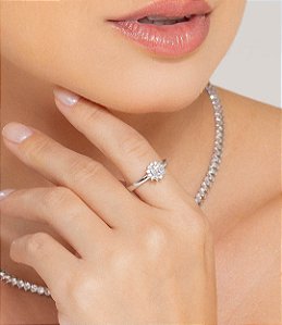 Anel cravejado de zircônia cristal banho em Ródio branco