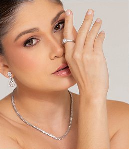 Anel cravejado de zircônia cristal banho em Ródio branco