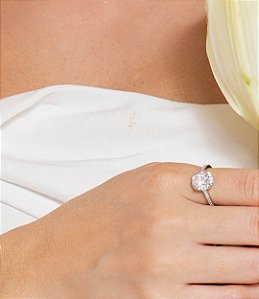 Anel cravejado de zircônia cristal banho em Ródio branco