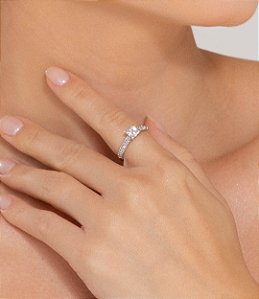 Anel cravejado de zircônia cristal banho em Ródio branco