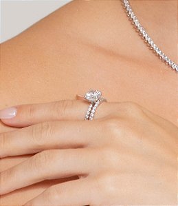 Dupla de anéis cravejados de zircônia cristal banho em ródio branco