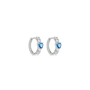 Brinco argola de coração cravejado de zircônia safira e cristal banho em ródio branco