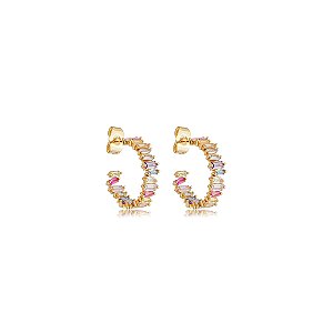 Brinco argola cravejado de zircônia rainbow banho em ouro 18k