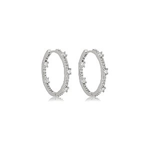 Brinco argola cravejado de zircônia cristal banho em ródio branco