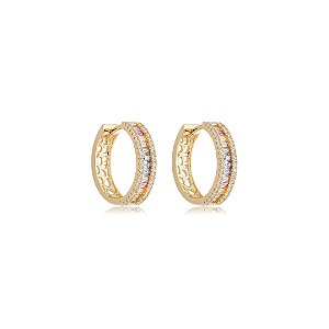 Brinco de argola cravejado de zircônia rainbow banho em ouro 18k
