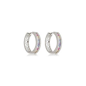 Brinco de argola cravejado de zircônia rainbow banho em ródio branco
