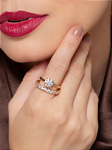 Anel cravejado de zircônia cristal banho em ouro 18k