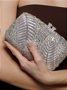 Bolsa cluth luxo em metal cravejada em cristais com alça removível