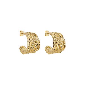 Brinco de argola liso texturizado banho em ouro 18k