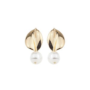 Brinco liso com pérola shell banho em ouro 18k