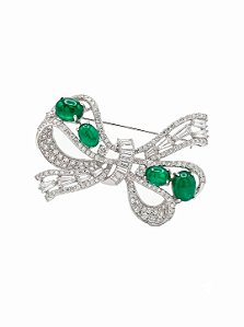Broche laço cravejado de zircônia cristal com pedra natural banho em ródio branco