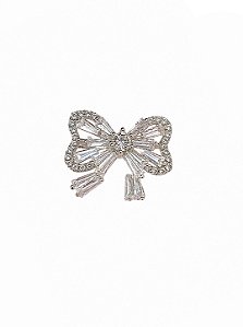 Broche laço cravejado de zircônia cristal banho em ródio branco