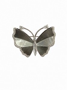 Broche de borboleta cravejado de zircônia cristal e madre pérola banho em ródio branco
