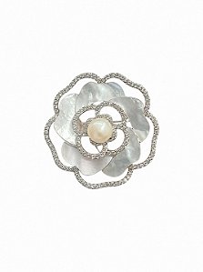 Broche de flor cravejado de zircônia cristal e madre pérola banho em ródio branco