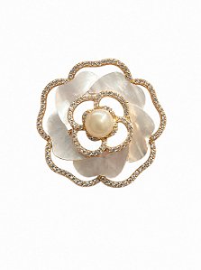 Broche de flor cravejado de zircônia cristal e madre pérola banho em ouro 18k