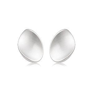 Brinco liso acetinado banho em rodio branco
