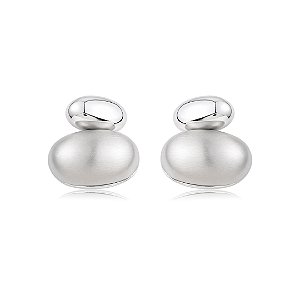 Brinco liso acetinado banho em rodio branco