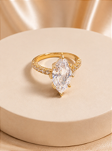 Anel Navete com Zircônia Cristal e Laterais Cravejadas – Banho em Ouro 18K