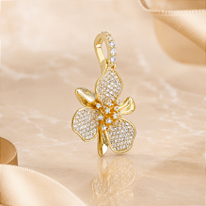 Pingente de Flor Cravejado com Zircônia Cristal – Banho em Ouro 18K