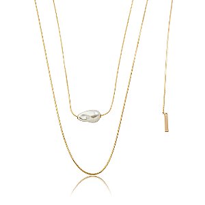 Colar dourado liso com detalhe de pérola shell banho em ouro 18k