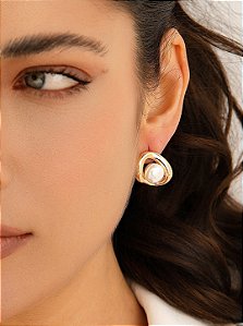Brinco de base dourado com pérola shell banho em ouro 18k