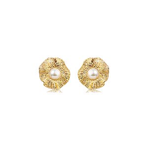 Brinco de flor dourado com pérola shell banho em ouro 18k