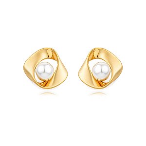 Brinco dourado acetinado com pérola shell banho em ouro 18k