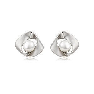 Brinco liso acetinado com pérola shell banho em ródio branco