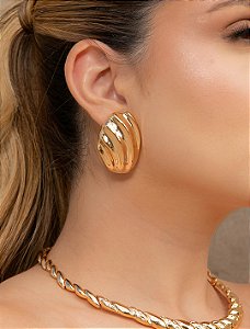 Brinco dourado liso banho em ouro 18k
