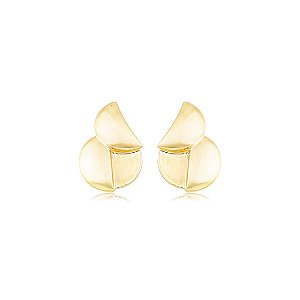 Brinco dourado liso acetinado banho em ouro 18k