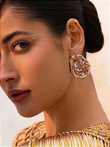 Brinco dourado liso acetinado banho em ouro 18k
