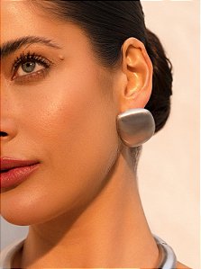 Brinco liso acetinado banho em ródio branco