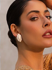 Brinco dourado esmaltado banho em ouro 18k