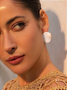Brinco dourado esmaltado banho em ouro 18k