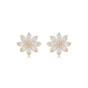 Brinco de base cravejado de zircônia cristal com detalhe em pérola banho em ouro 18k