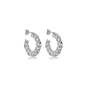 Brinco de argola cravejado de zircônia cristal banho em ródio branco